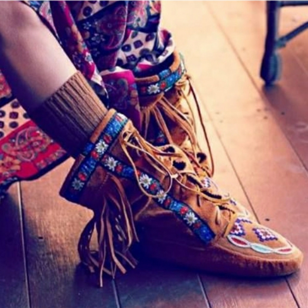 ISO!!!! Manitobah Annie McKay Mukluks - Picture 2 of 4